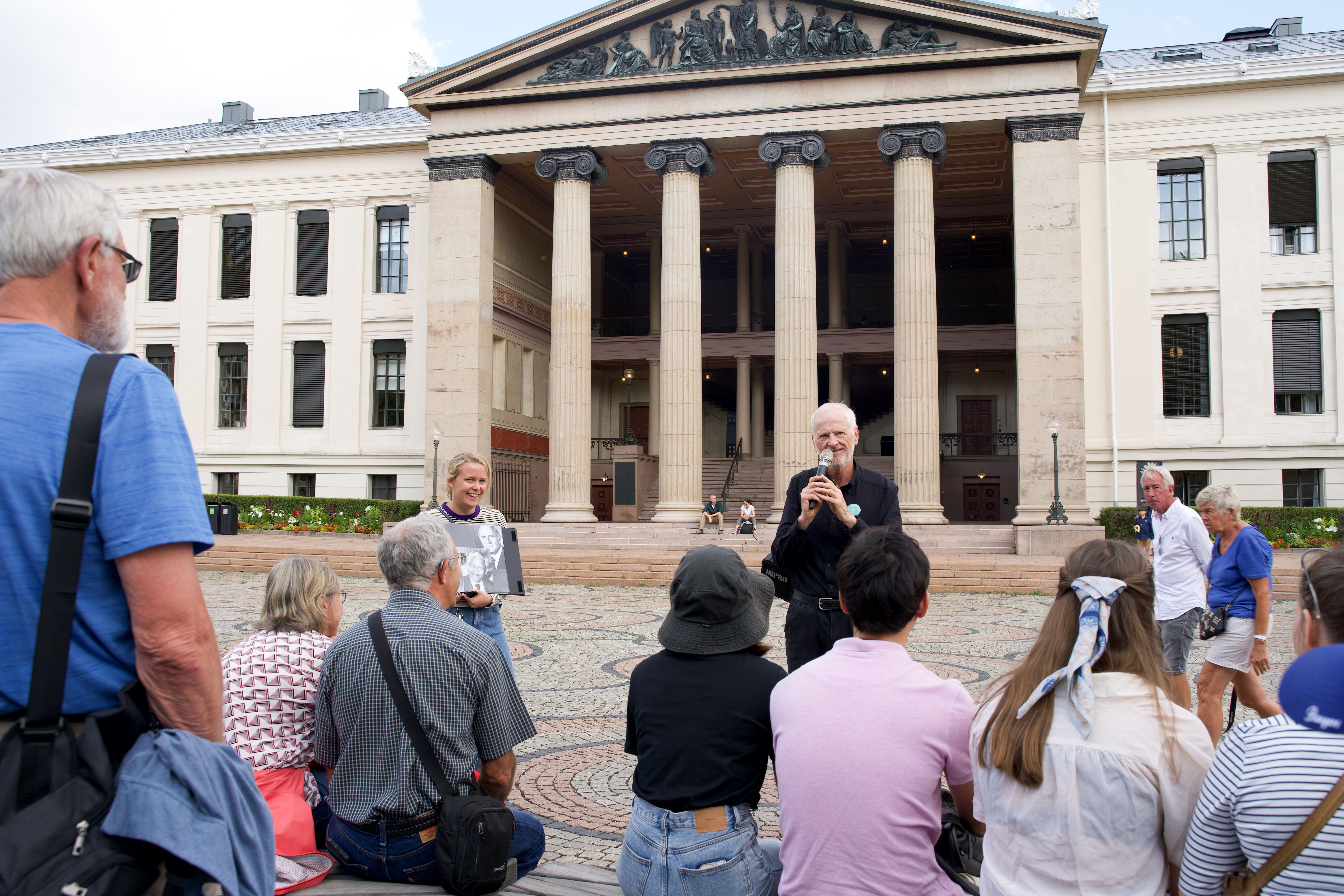 Fra byvandringen foran universitetets aula