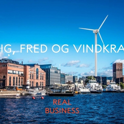 aker brygge med en stor vindmølle i bakgrunnen. Teksten sier "krig, fred og vindkraft" og "real business"