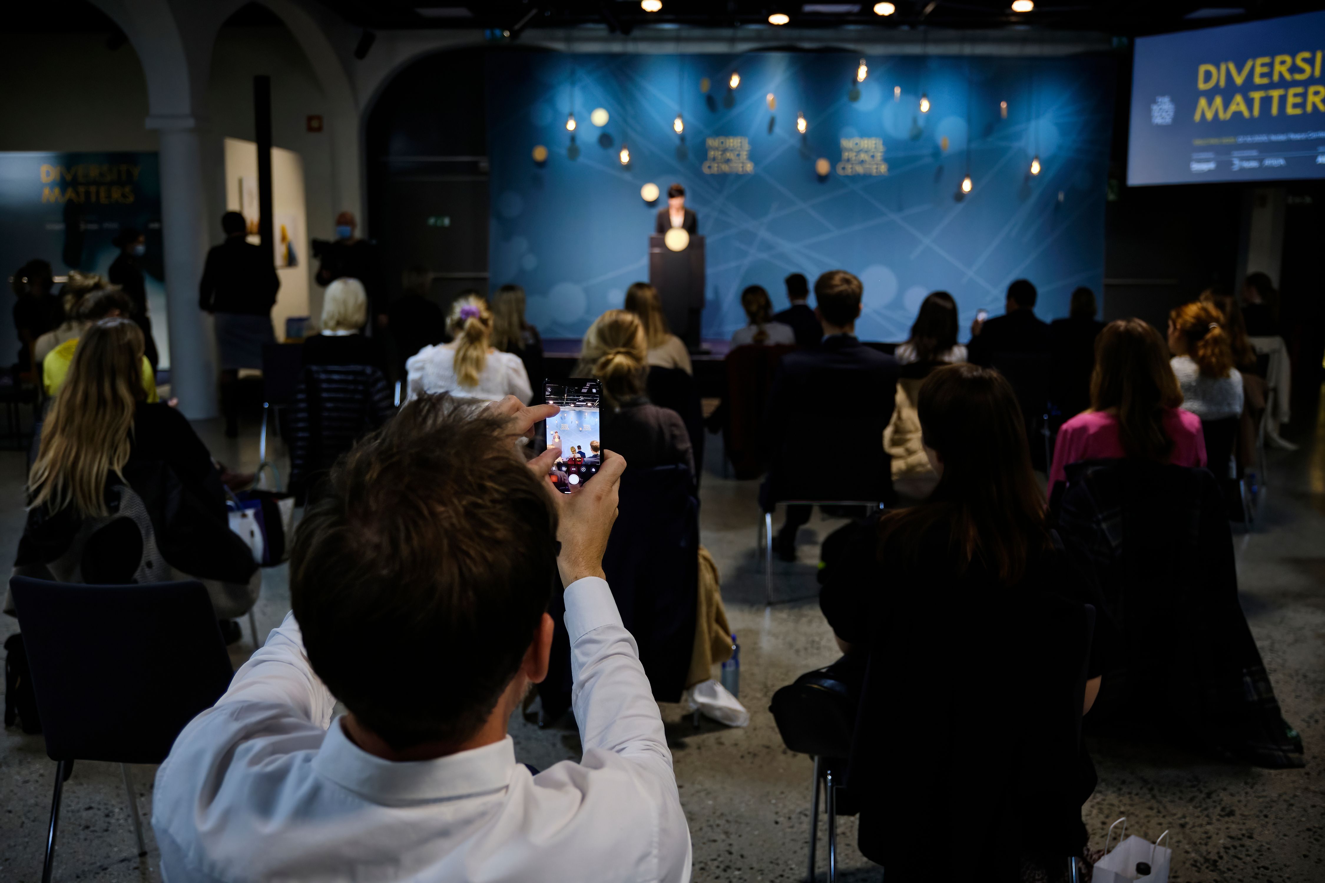fra konferansen, publikum som ser på