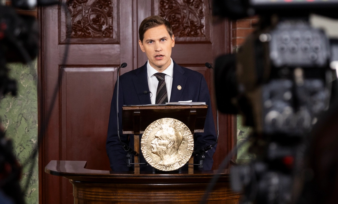 Jørgen Watne Frydnes på podiet og kunngjør fredsprisen 2025.