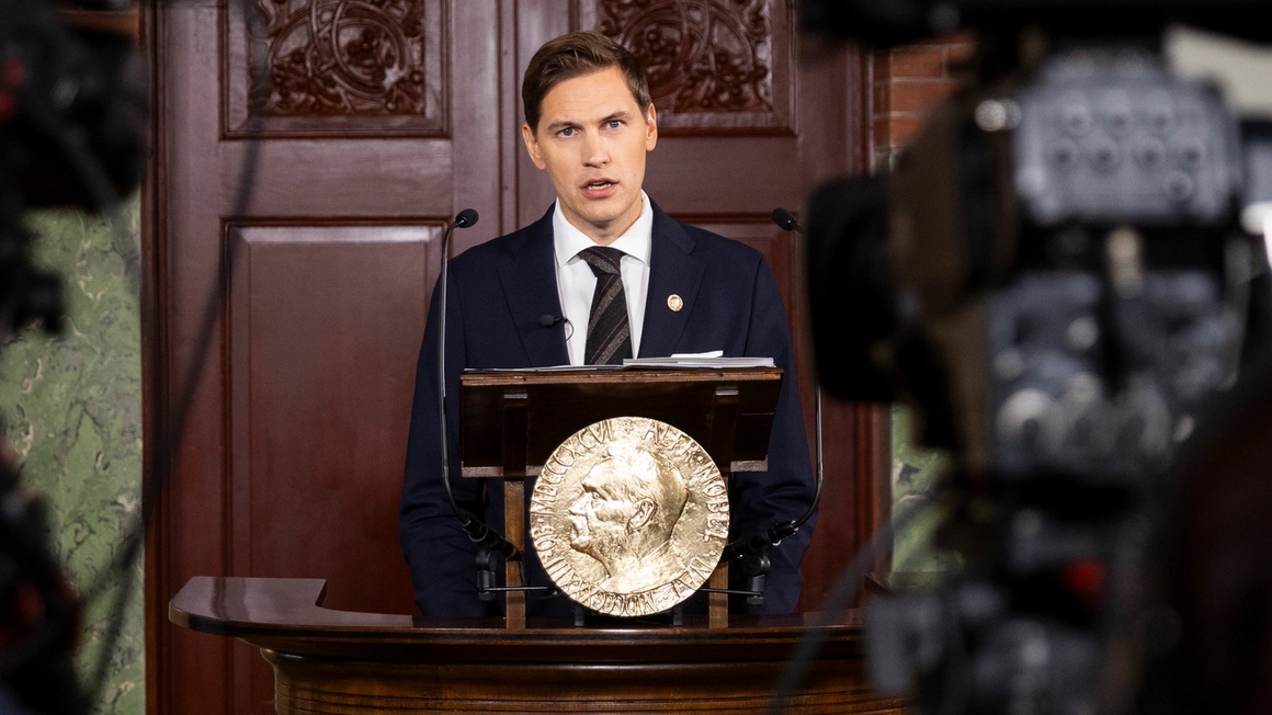 Jørgen Watne Frydnes på podiet og kunngjør fredsprisen 2025.