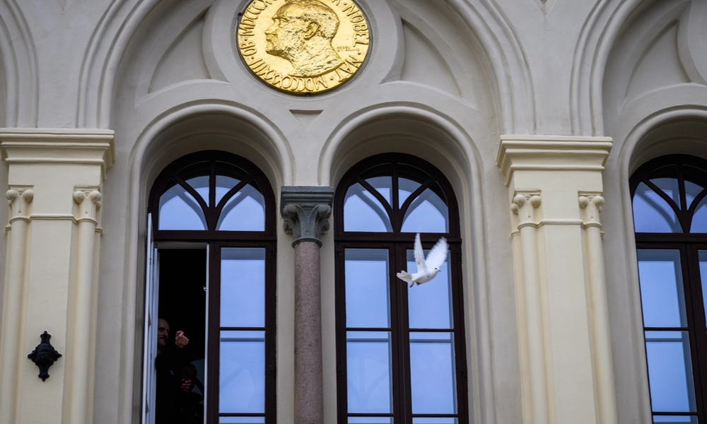 fredsdue som flyr fra vinduet på nobels freddsenter