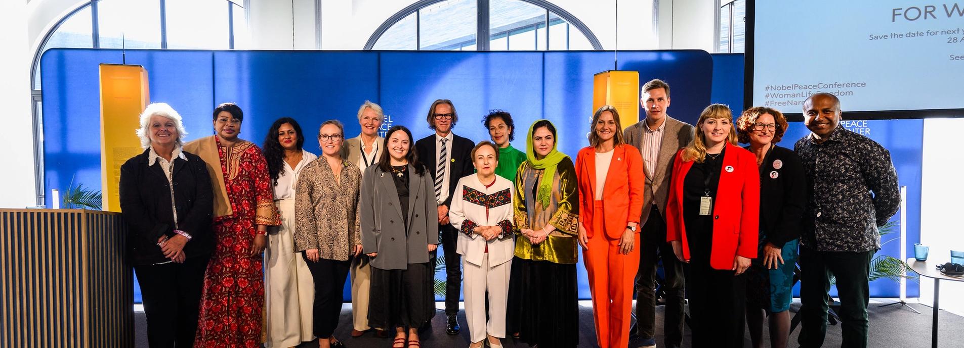 Alle konferansedeltagerne på scenen.