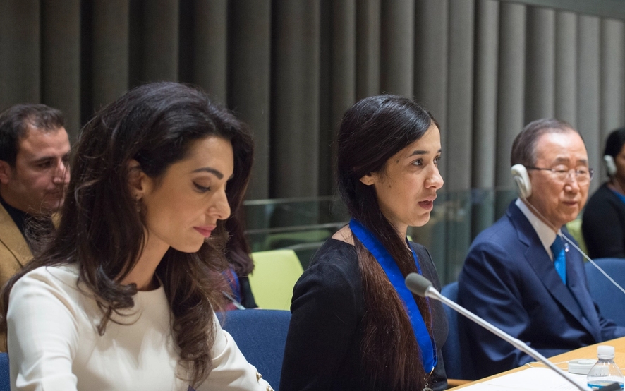 Nadia murad taler foran FN.