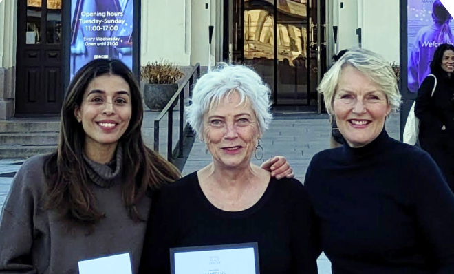 Hilde Henriksen og Mina Adampour sitter foran nobels fredssenter sammen med direktør Kjersti Fløgstad.