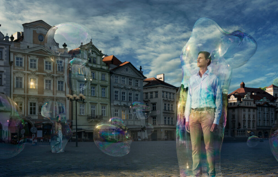 En mann i offentlighet som har en boble rundt seg