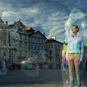 Filterboble bildet. En mann med en boble rundt seg.