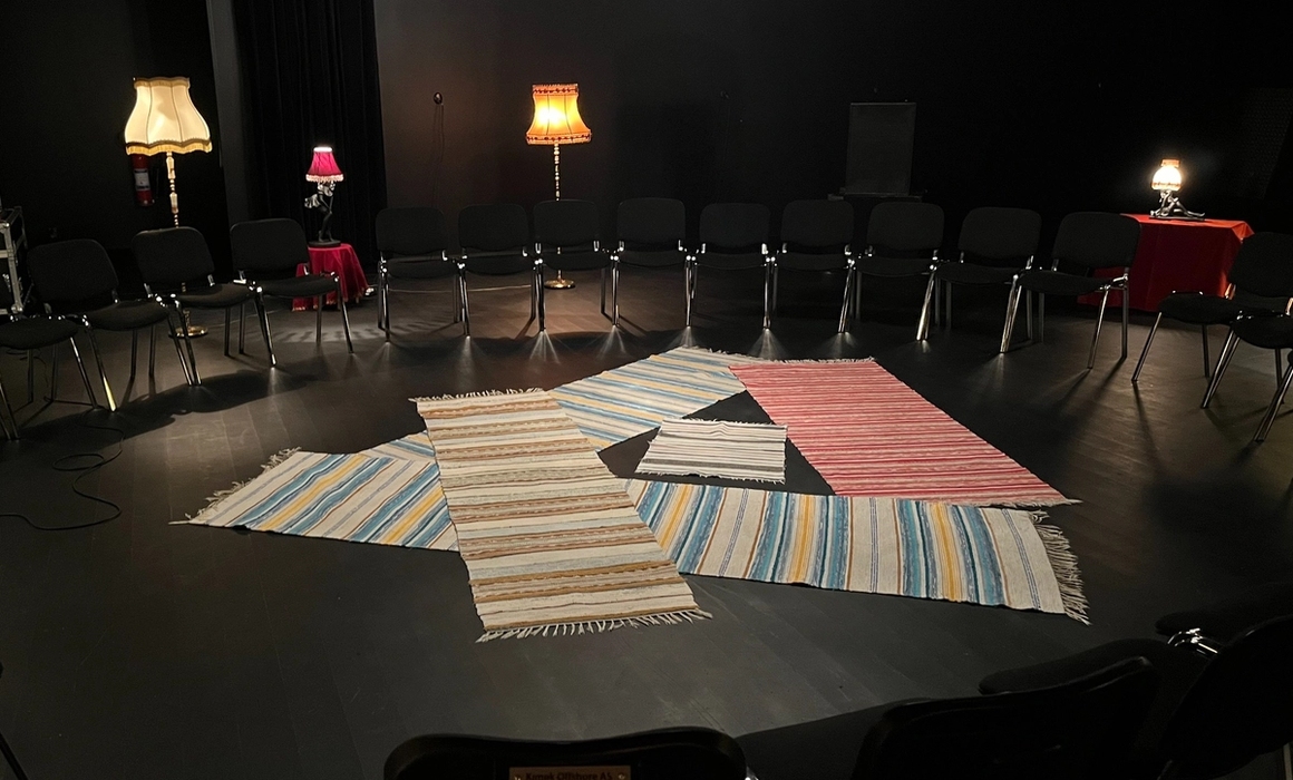 folk som prater sammen,bak et glassvindu