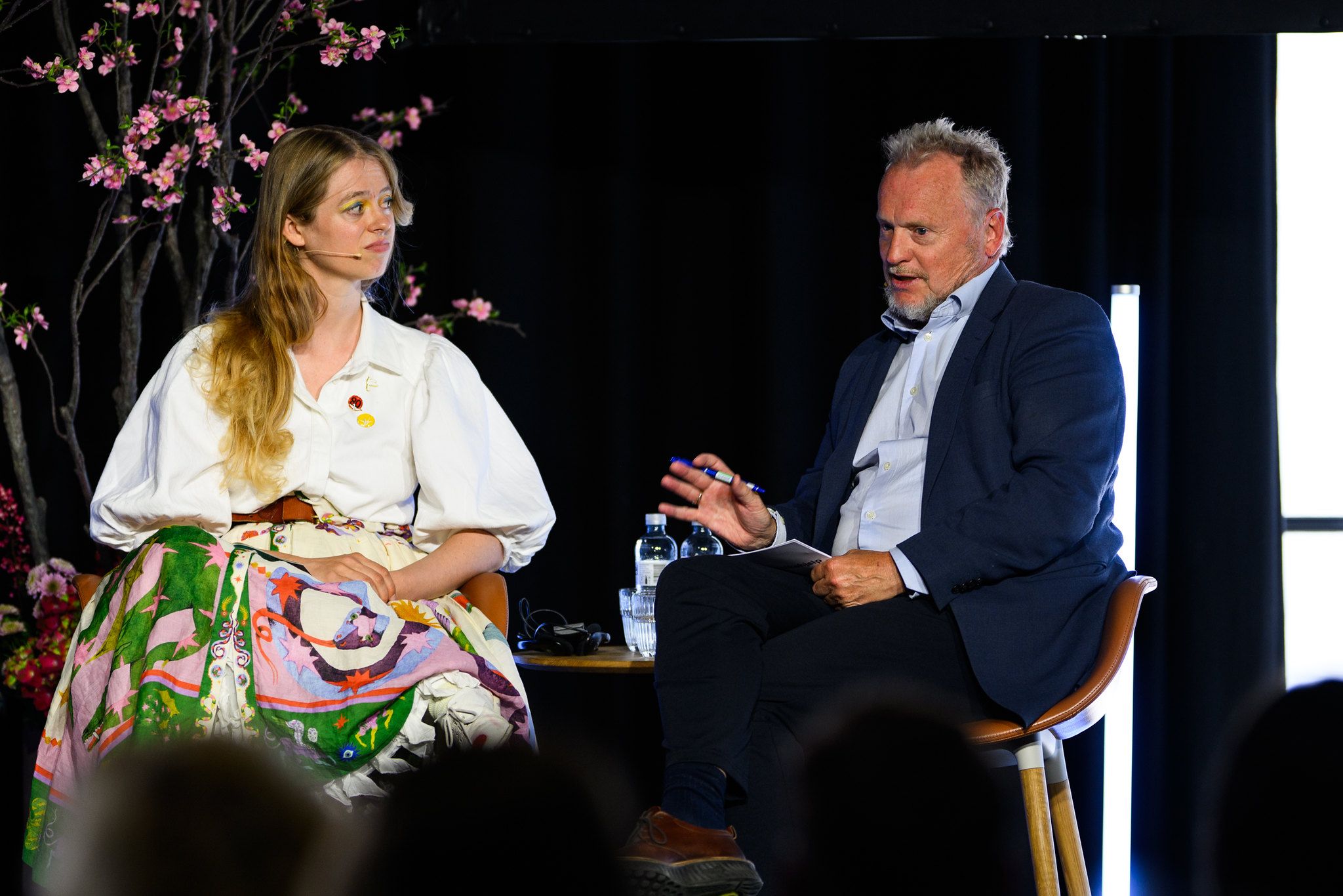 Miranda Aaland og Raymond Johansen på scenen.