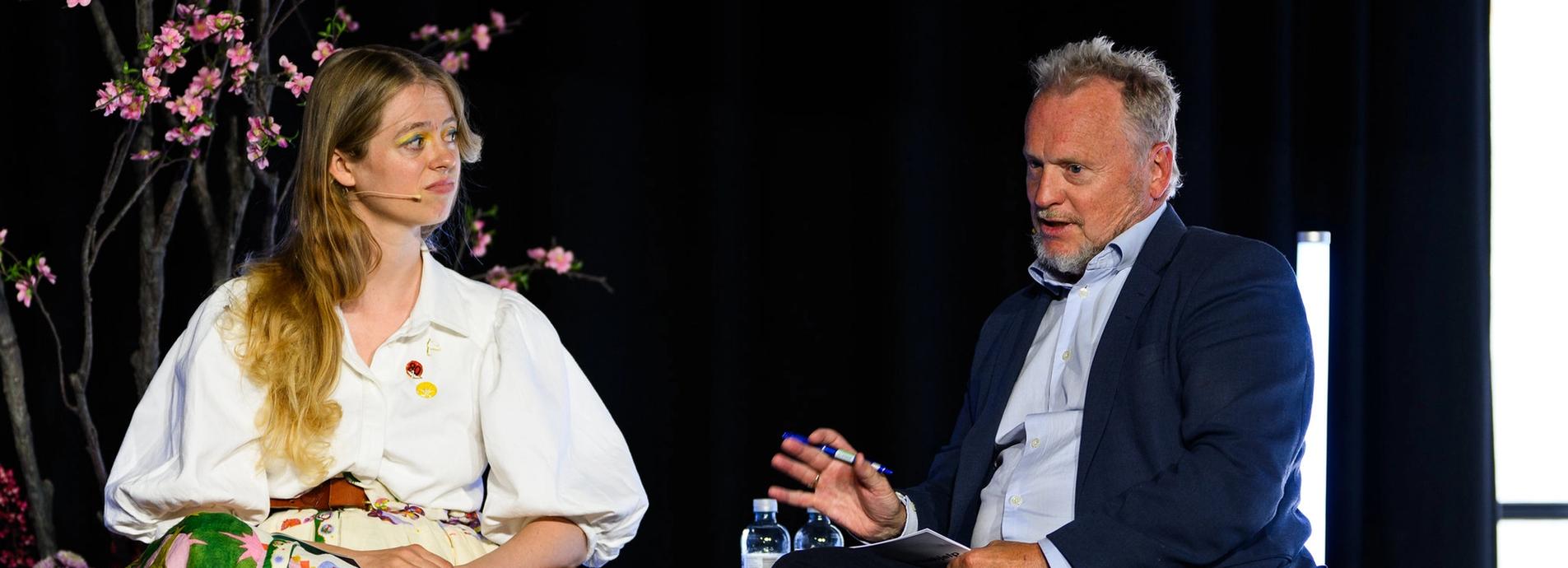 Miranda Aaland og Raymond Johansen på scenen.