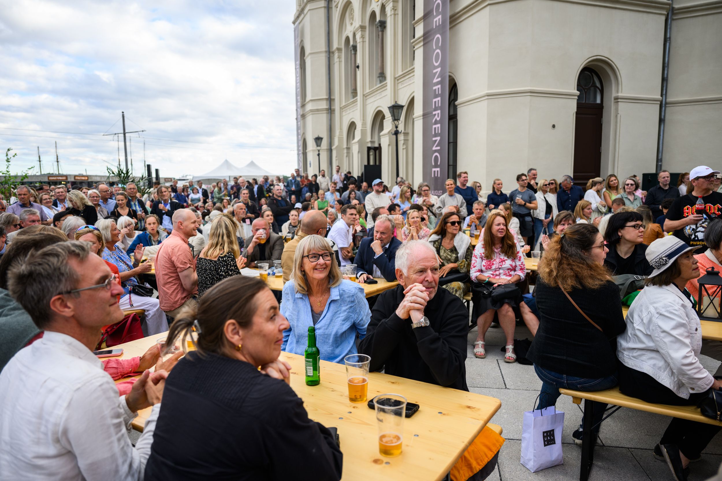 Publikum utenfor nobels fredssenter under festivalen