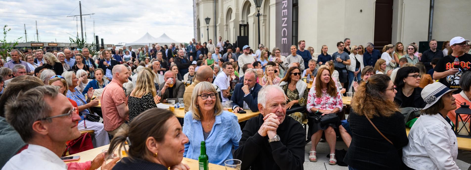 Publikum utenfor nobels fredssenter under festivalen