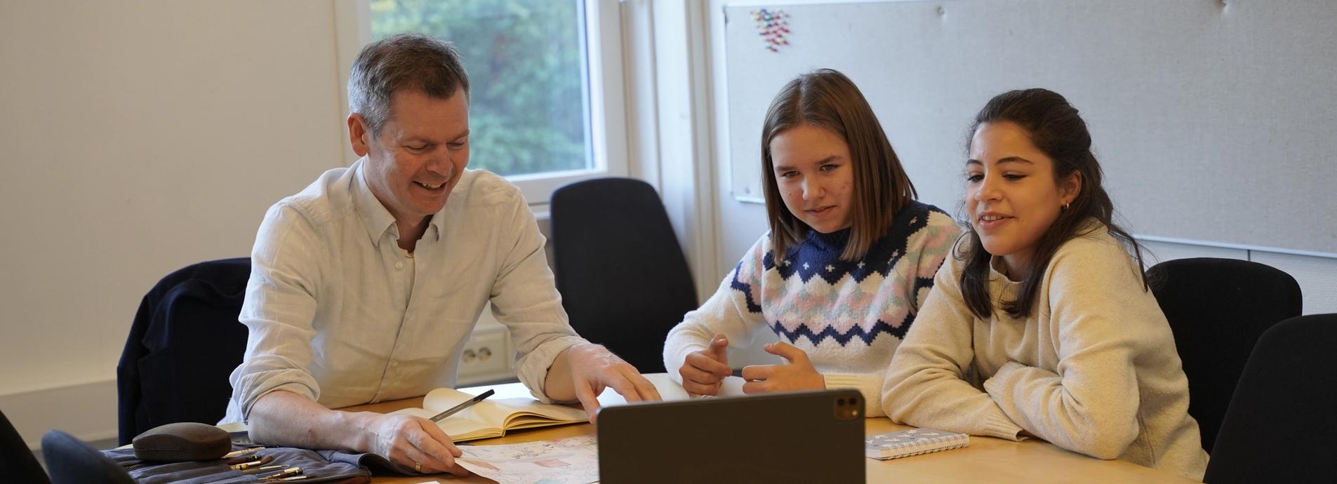 Barn med tegner
