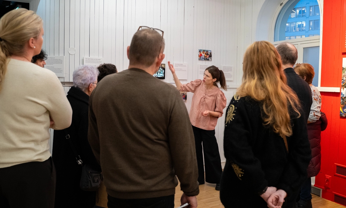 Gruppe som får omvisning i utstillingen democacy on the brink.