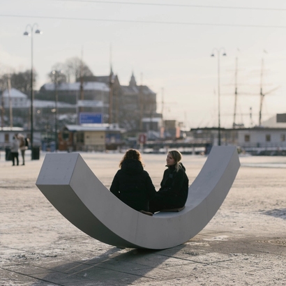 to som prater på en benk