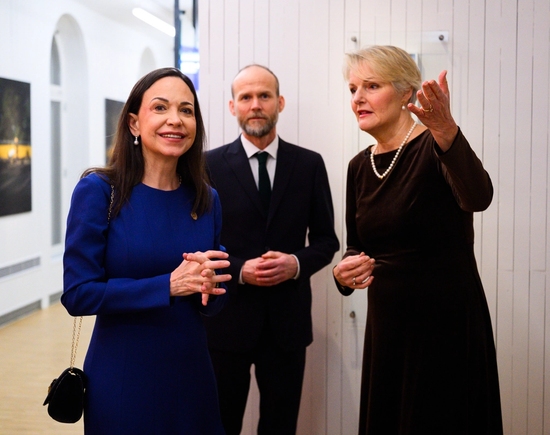 Maria Corina Machado med Kjersti Fløgstad på Nobels Fredssenter