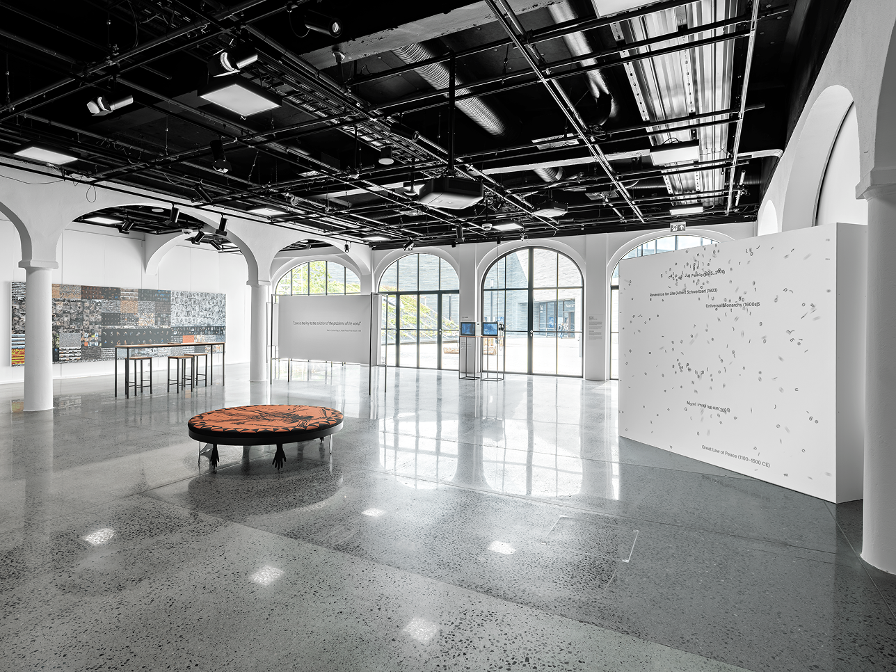 toghallen ved utstillingen War is Peace