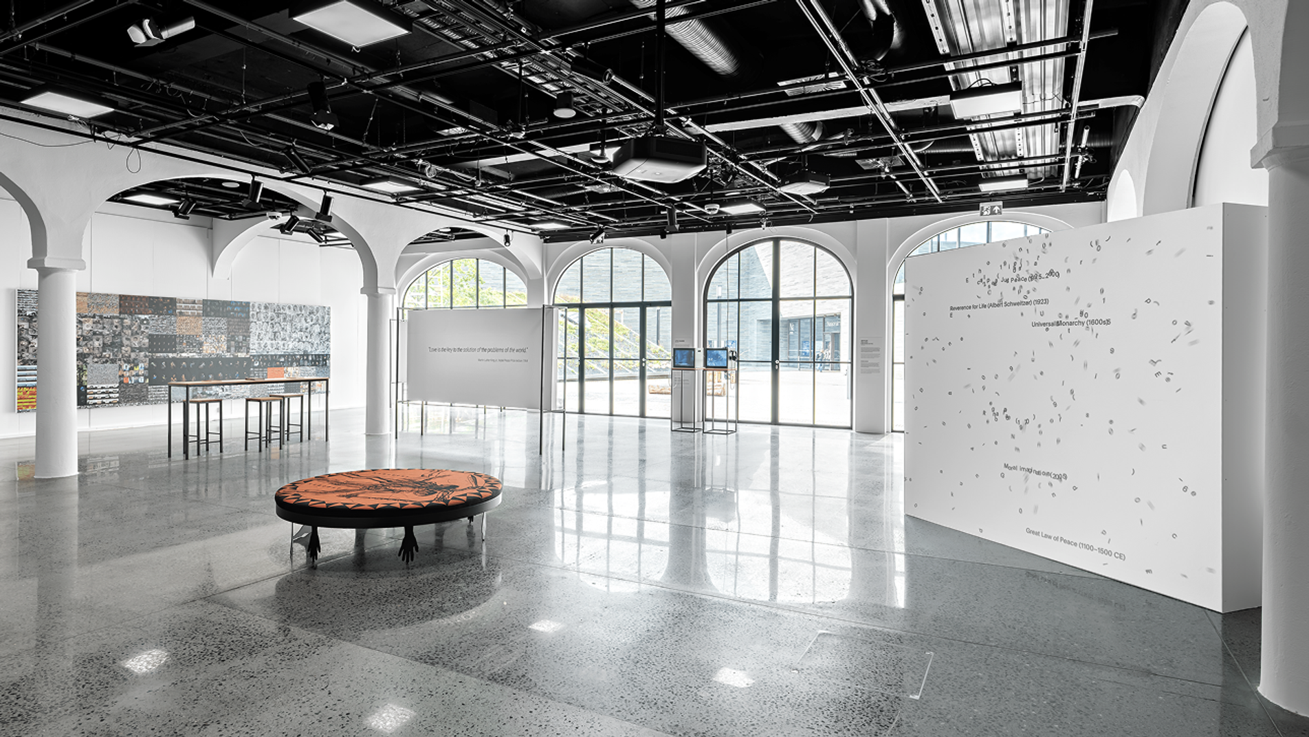 toghallen ved utstillingen War is Peace