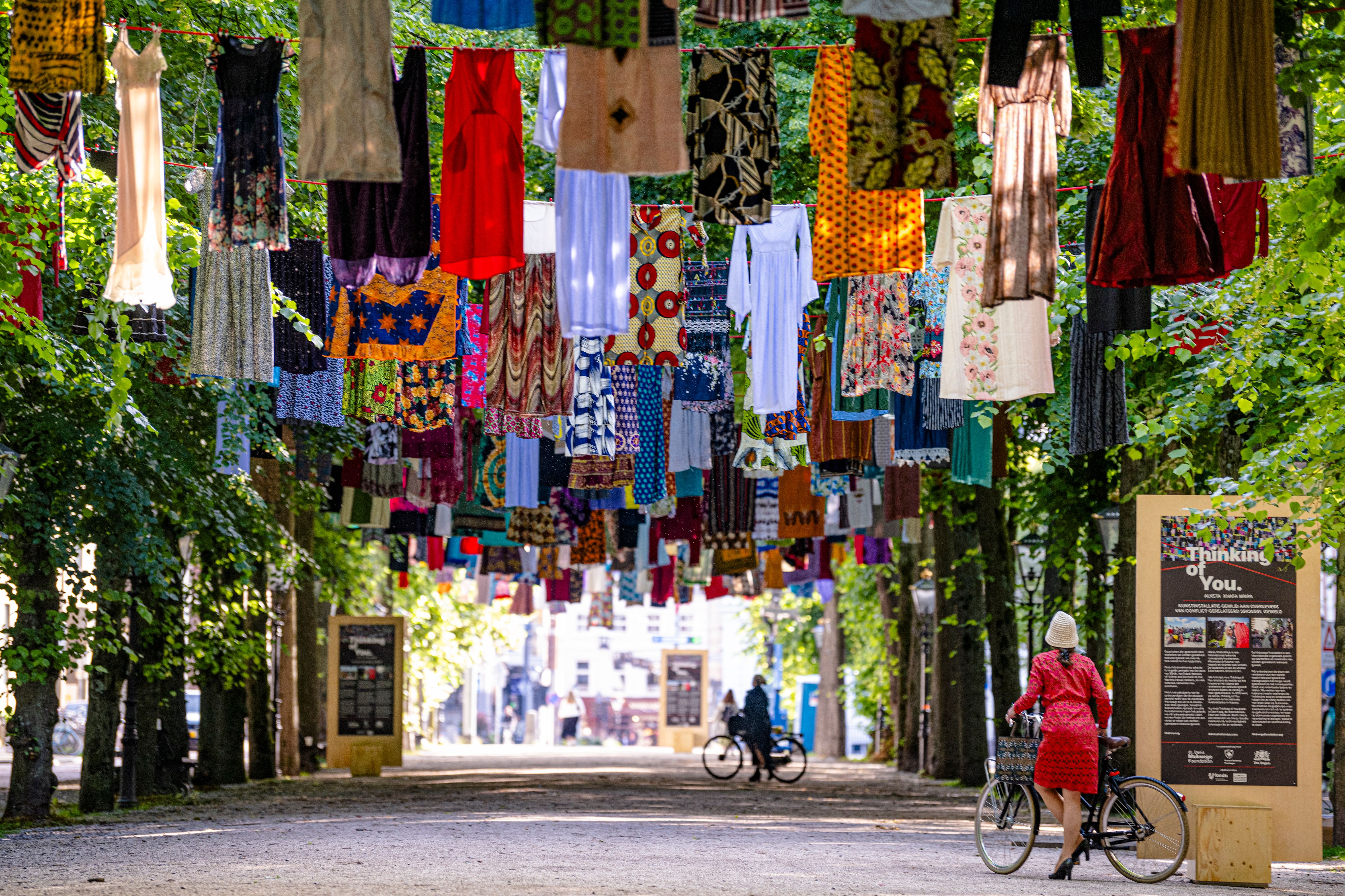 Kjoler hengt opp over en gate, på tråder