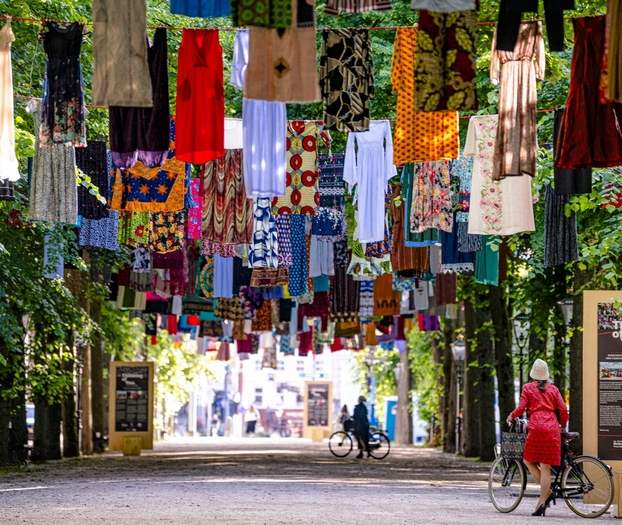 Kjoler hengt opp over en gate, på tråder