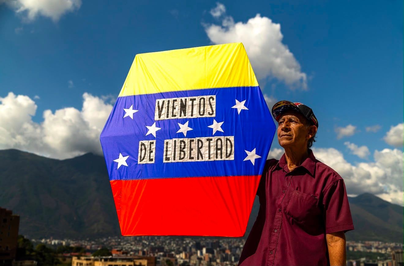 senor papagayo med dragen sin på et fjell i venezuela