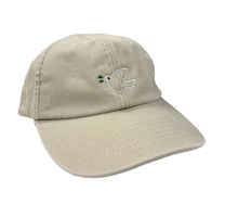En beige caps med illustrasjon av en due brodert på.