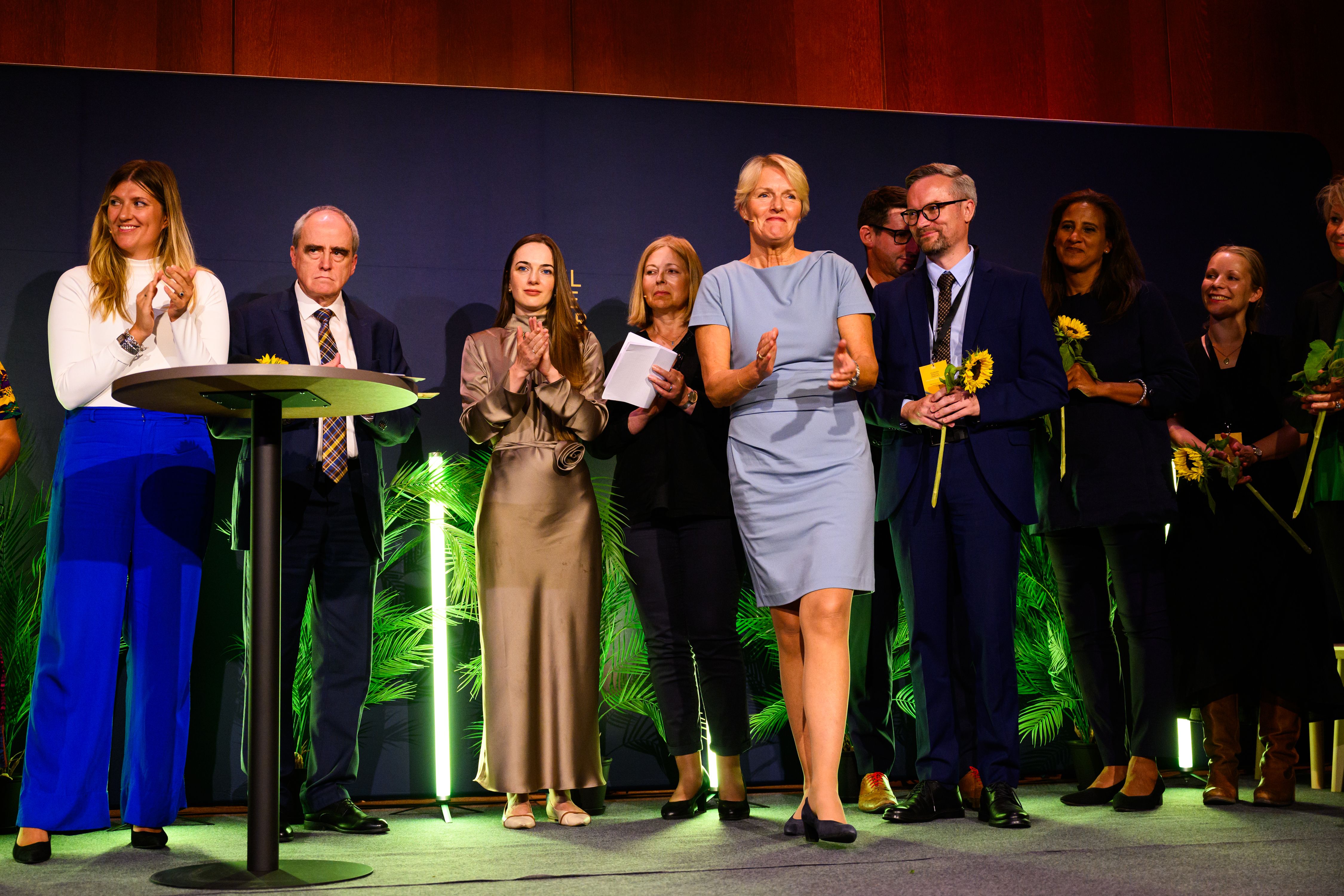 fra konferansen i 2023, alle talerne samlet på scenen og klapper.