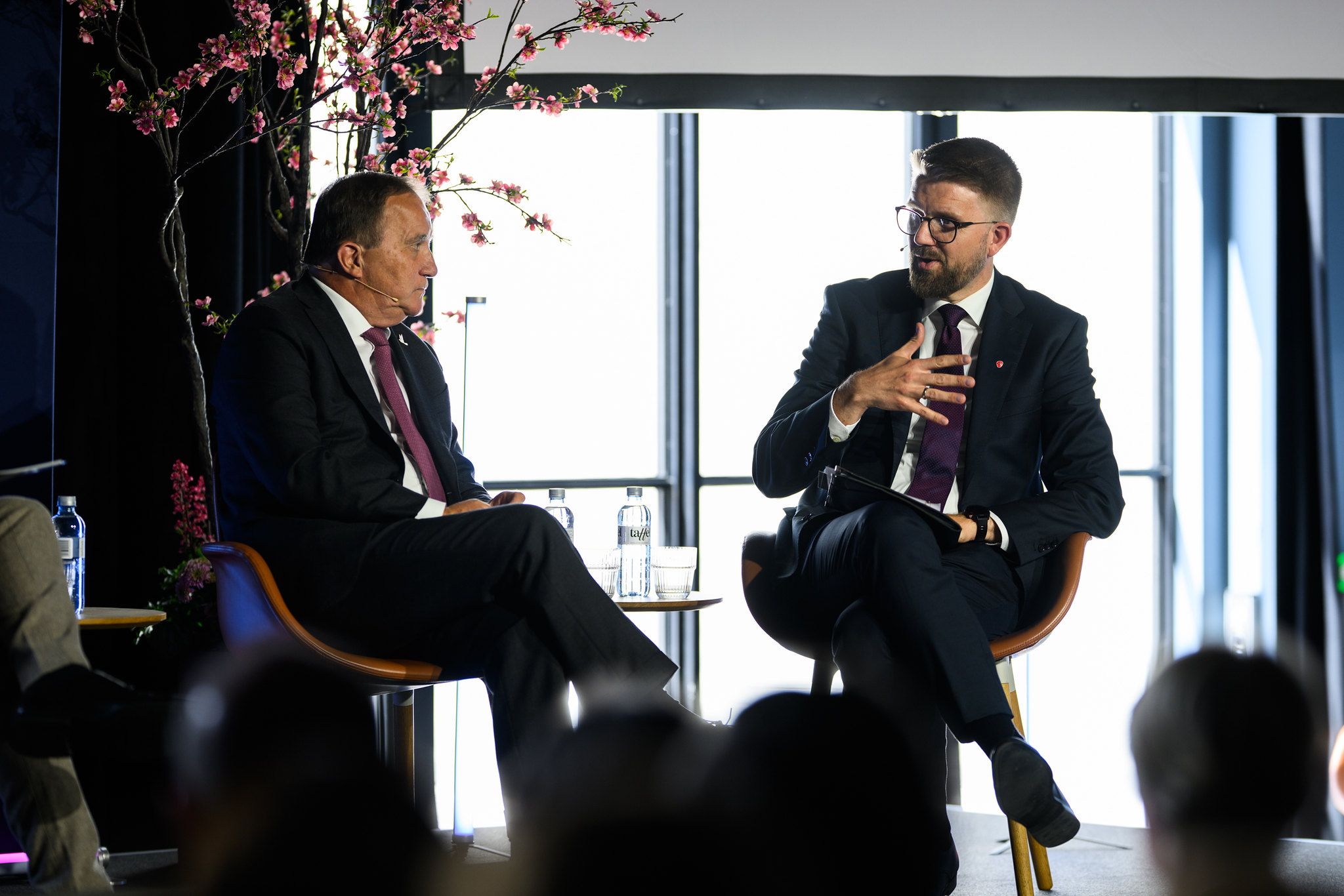 Stefan Löfven og Eivind Vad Petersson på scenen i samtale.