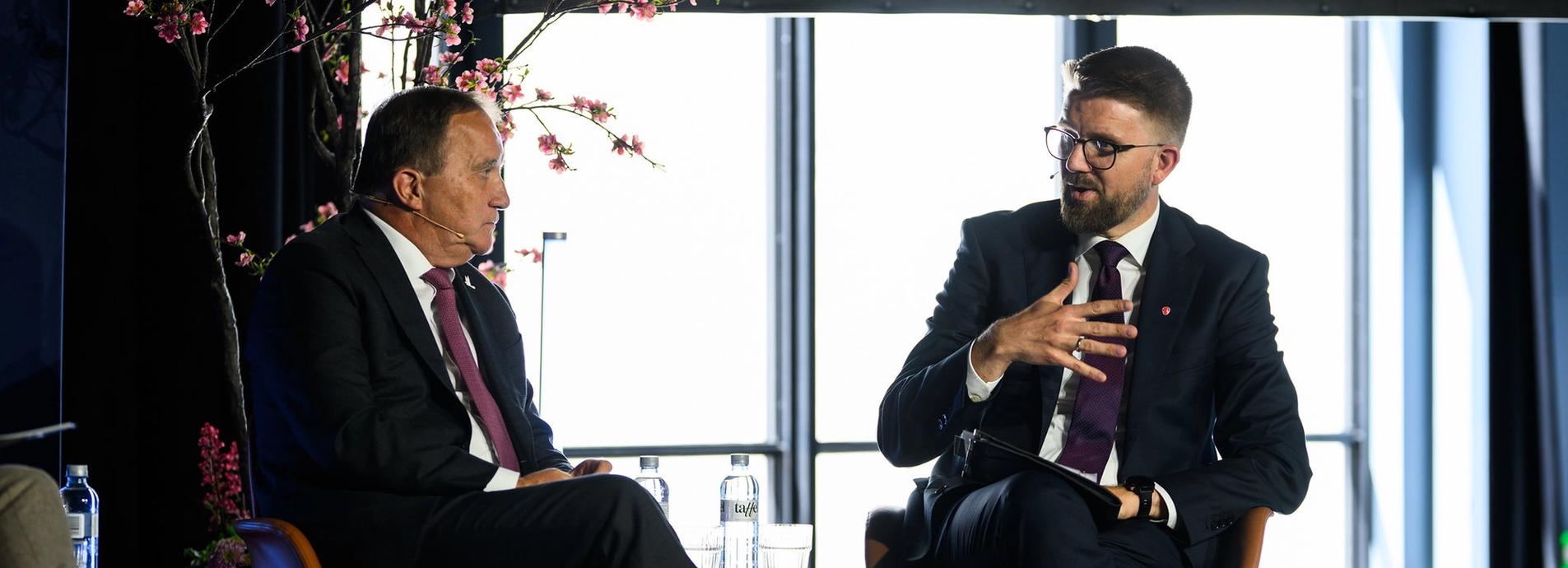 Stefan Löfven og Eivind Vad Petersson på scenen i samtale.