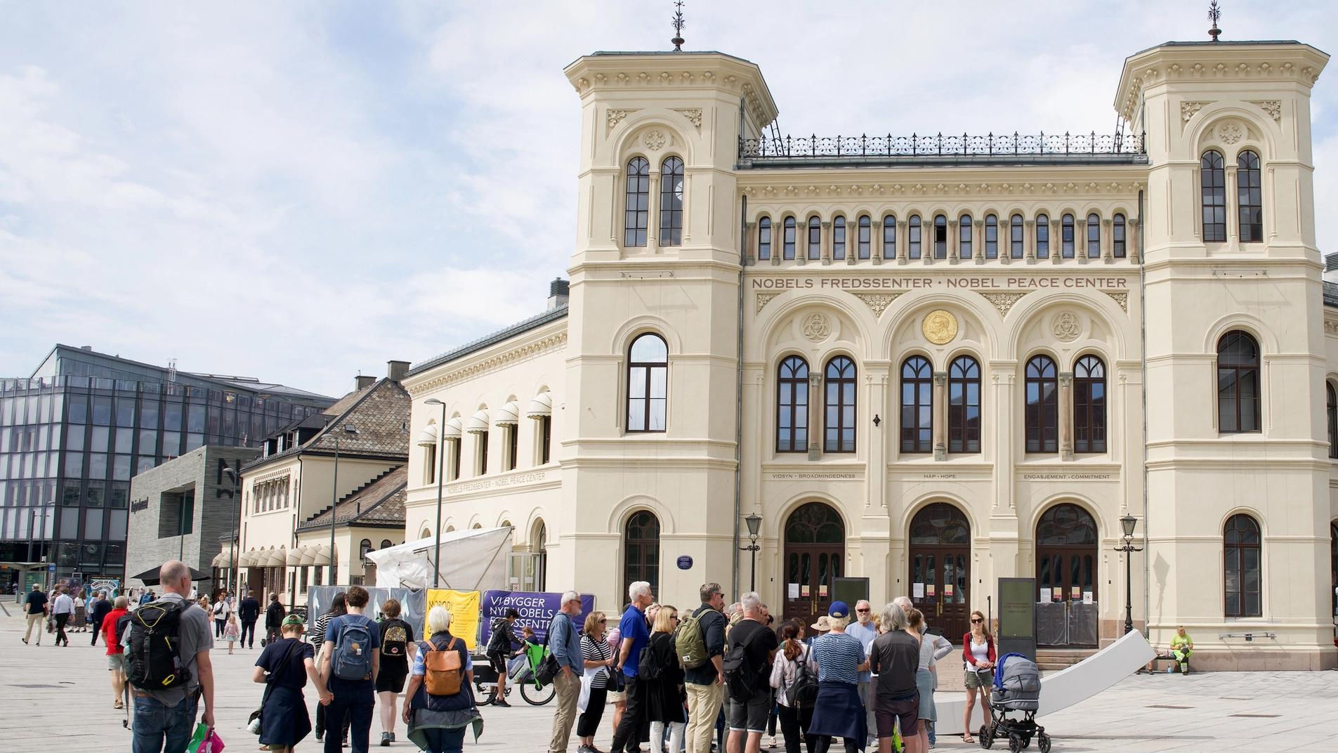Foran nobels fredssenter med publikum.