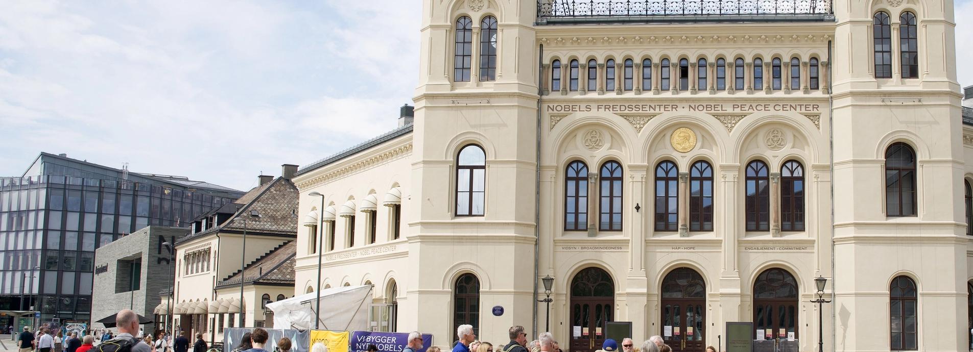 Foran nobels fredssenter med publikum.