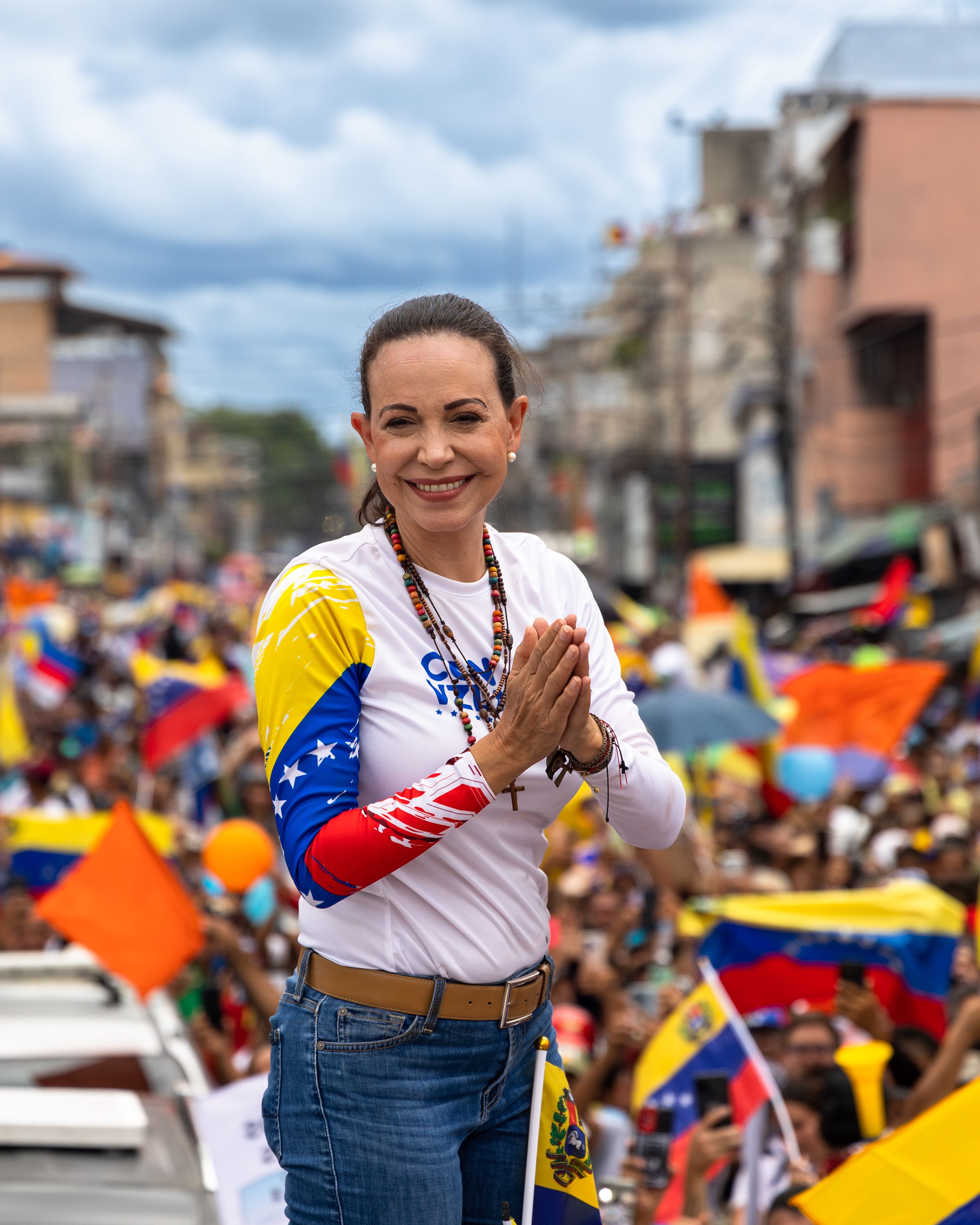 Maria Corina i en folkemengde med støttespillere.