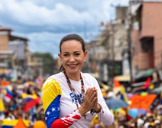 Maria Corina i en folkemengde med støttespillere.