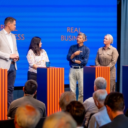 på scenen, panel med eksperter.