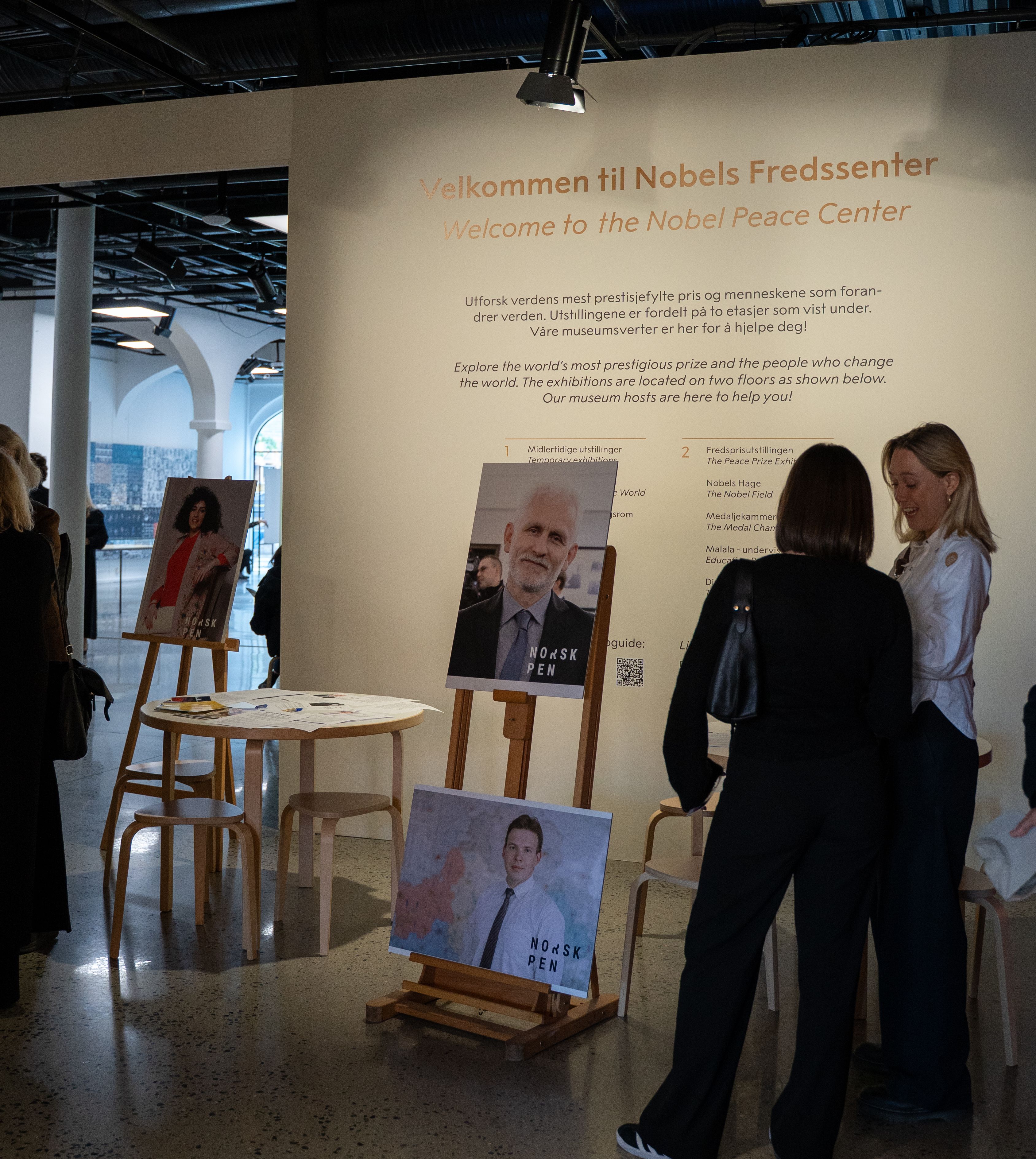 plakater med Narges Mohammadi og Ales Bialitatski, under brevskrivingen på nobels fredssenter.