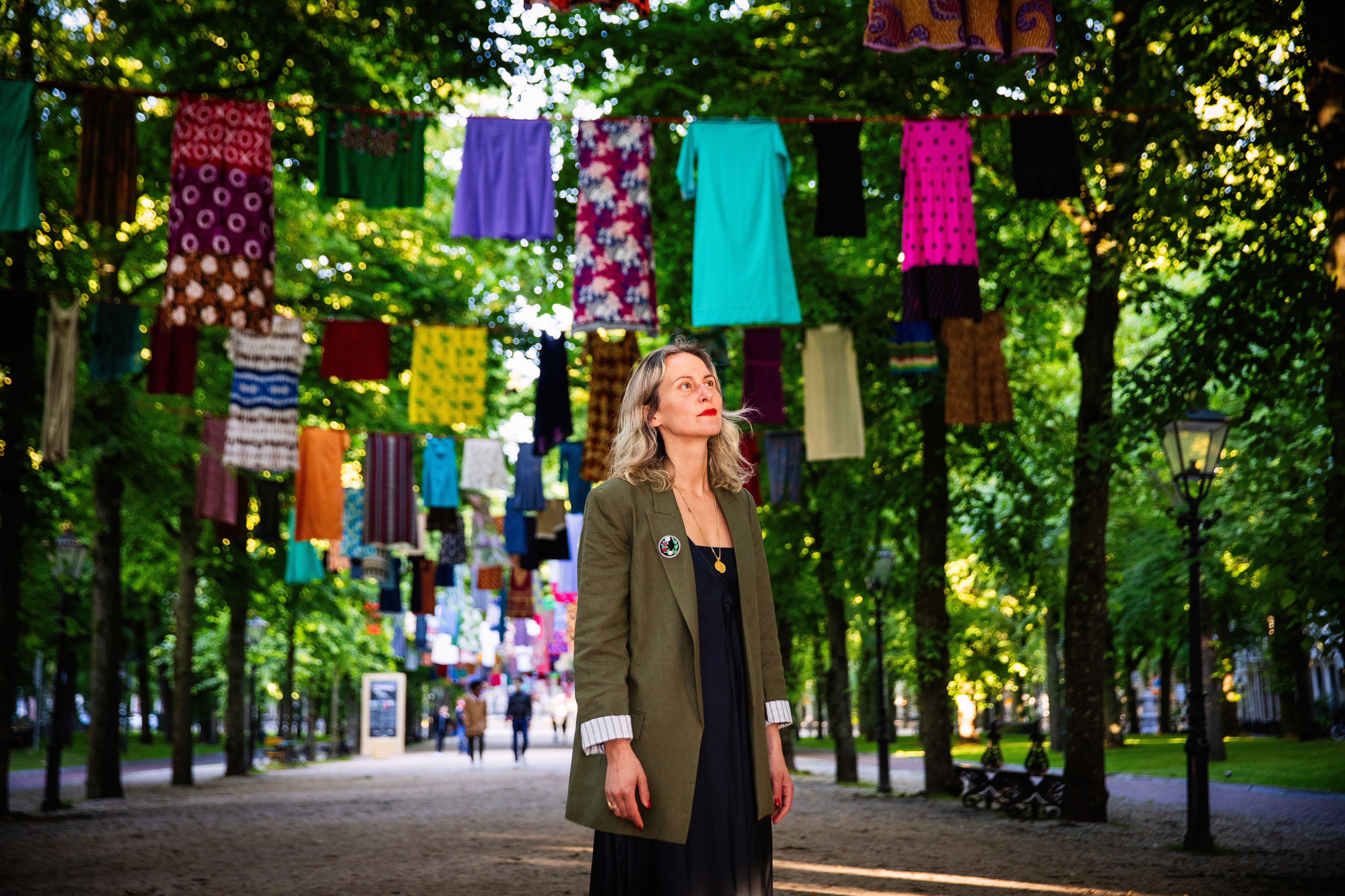 Kunstneren Alketa Xhafa Mripa foran verket i Hague.