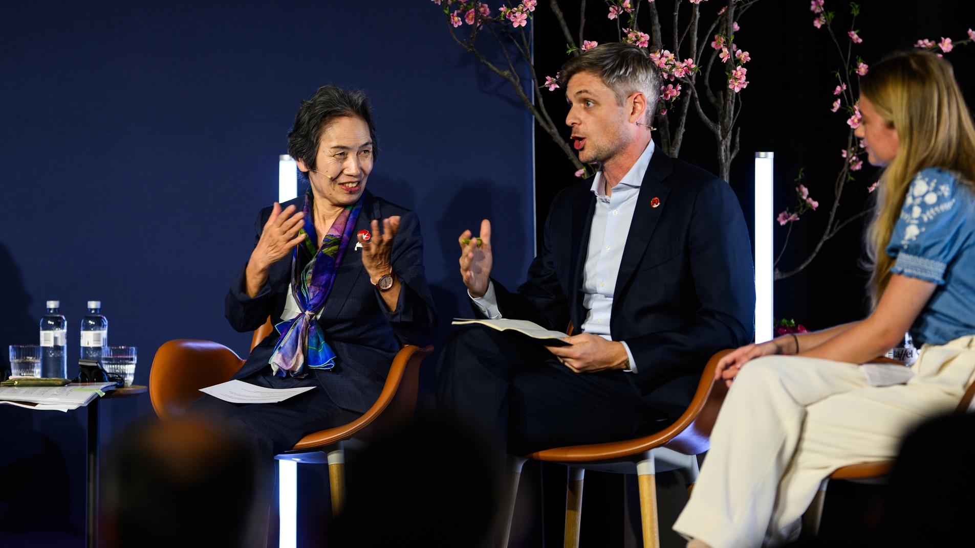 konferansen i 2024 med 3 talere på scenen, i samtale.