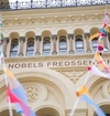 Fasaden til nobels fredssenter med vimpler