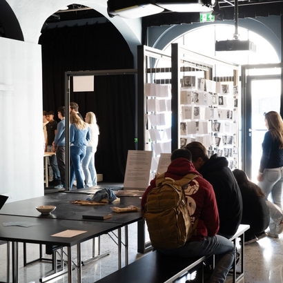 Fra labratoriet, noen som jobber med leire.