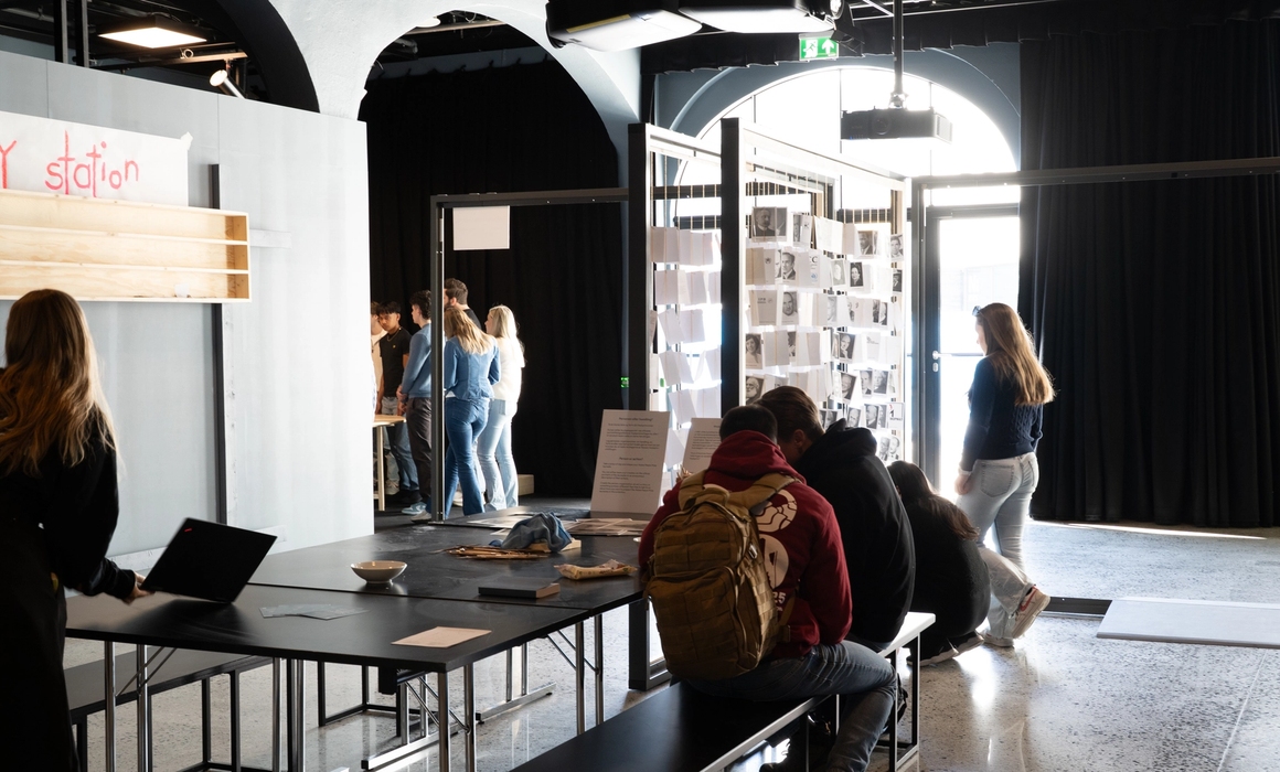 Fra labratoriet, noen som jobber med leire.