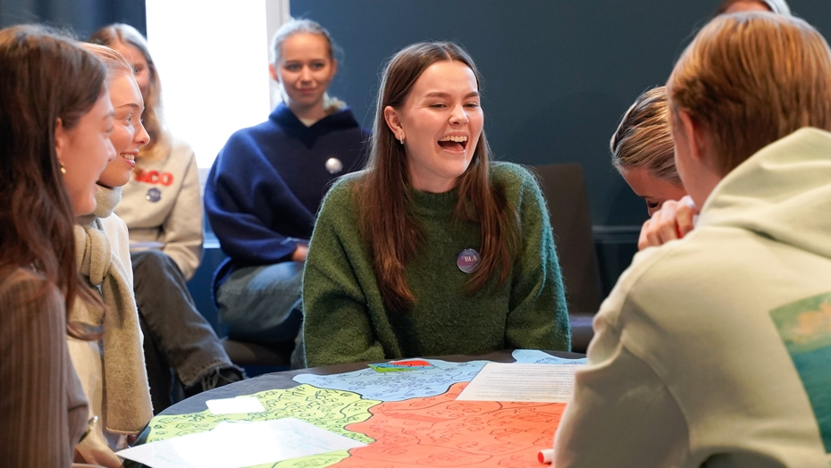 bilder fra utstillingen war is peace.