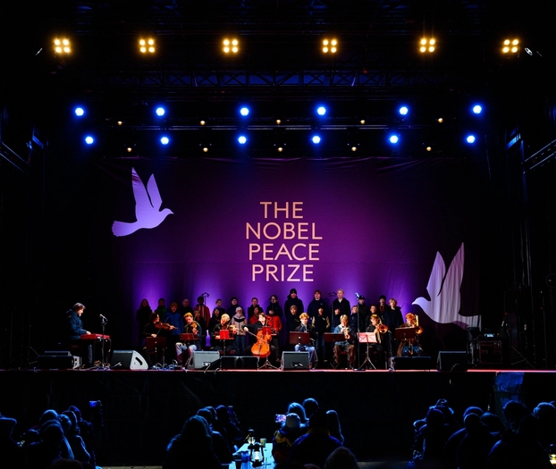 Foran nobels fredssenter, folkemengde og en scene.
