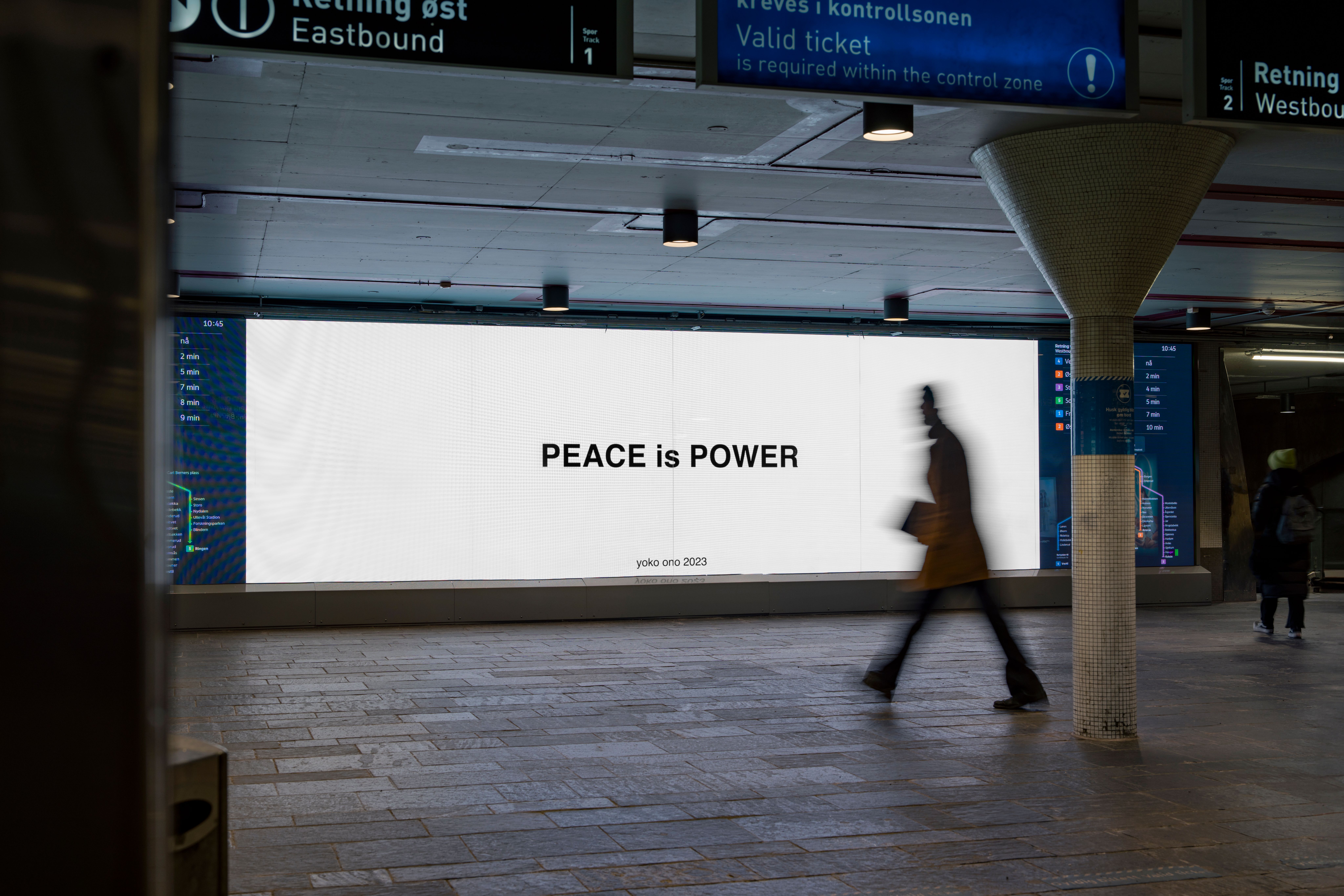 Peace is Power på stort skilt foran t-banen på Jernbanetorget.