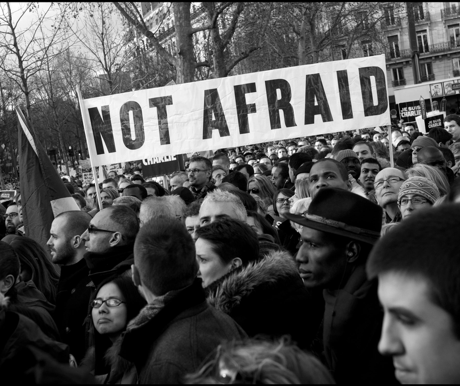 Bilde av protest med et skilt som sier "ikke redd" på engelsk