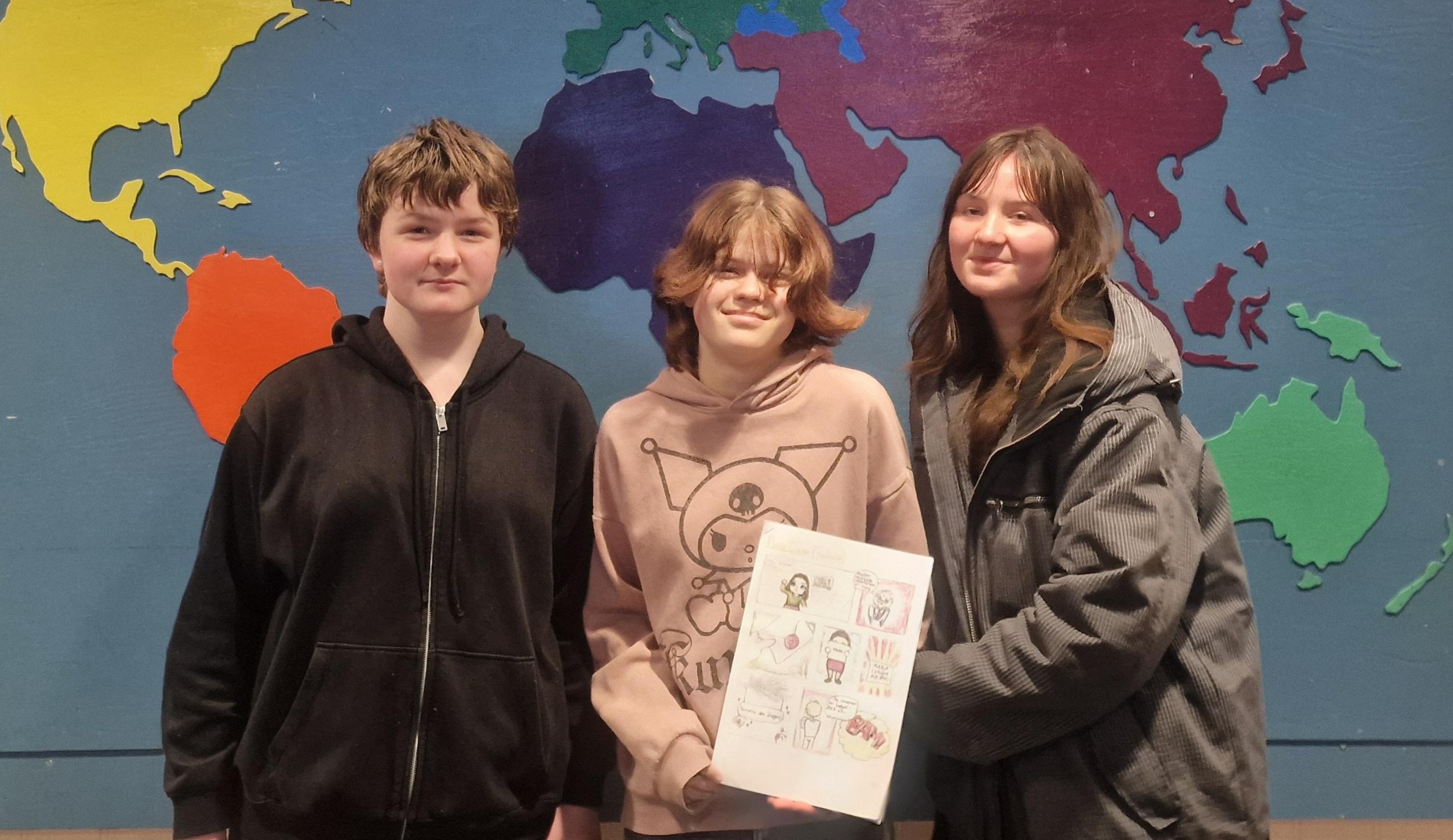 Elevene står med tegneserien sin