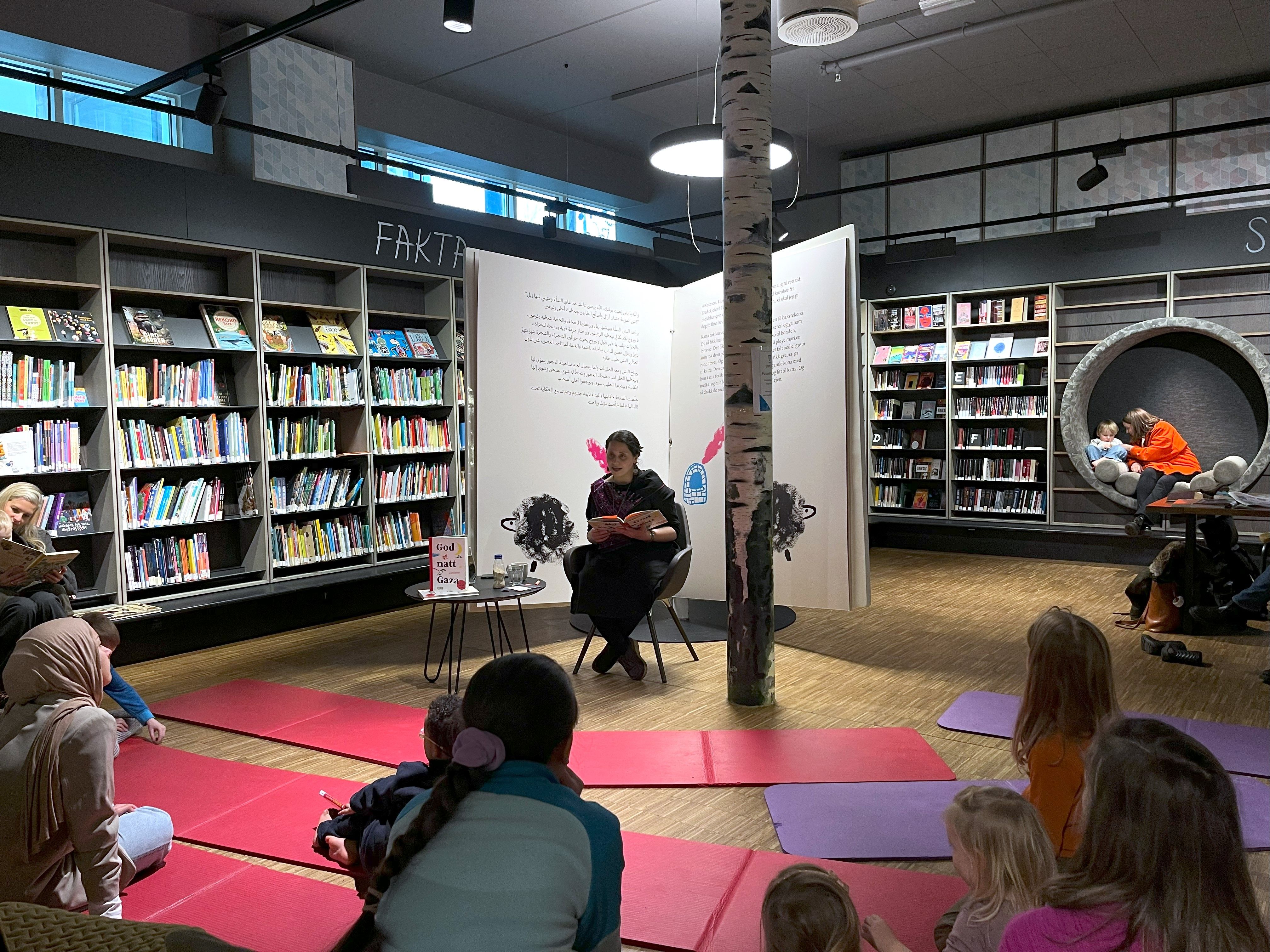 Fra en lesestund av boken.