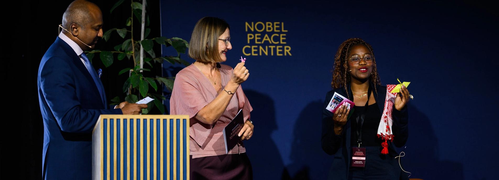 Sree Sreenivasan, Ingvill Bryn Rambøl og Venessa Hanson på scenen.