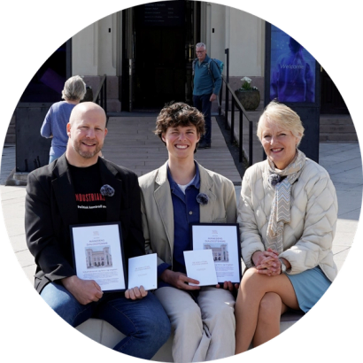 Industriaksjonen og Natur og Ungdom sitter med Direktør Kjersti Fløgstad foran nobels fredssenter