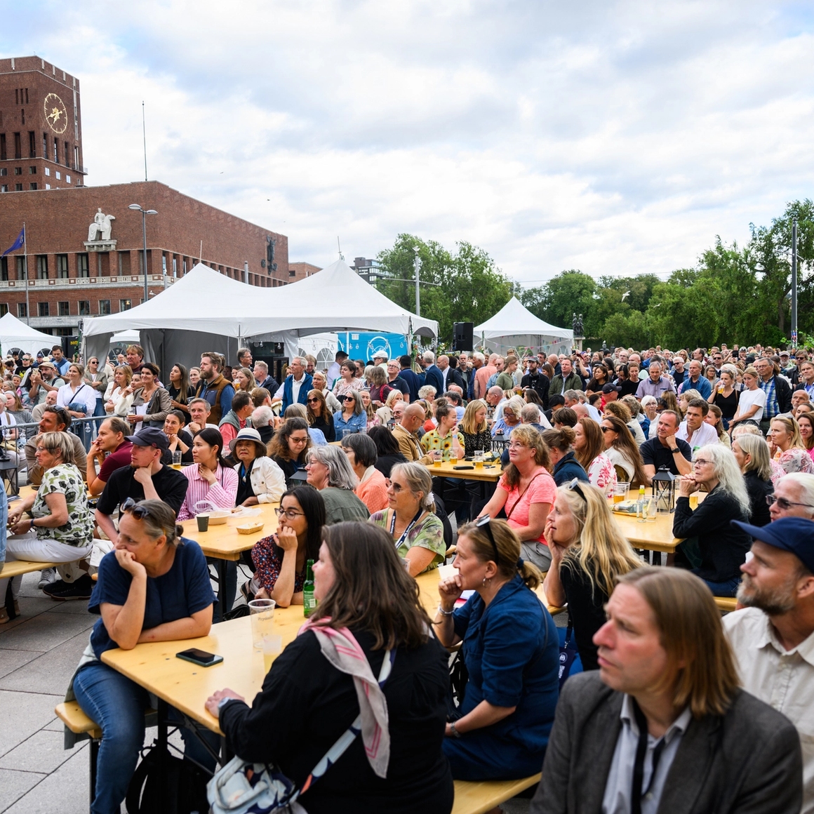Publikum samlet utenfor scenen foran nobels fredssenter.