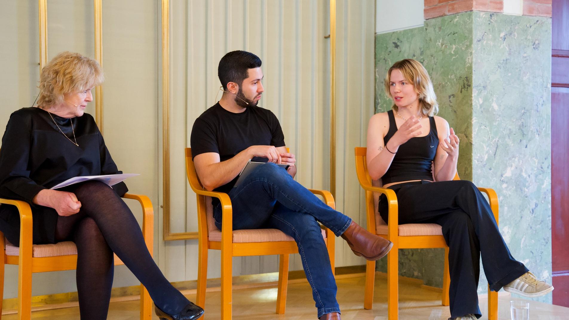 panelsamtale med 3 talere på scenen.